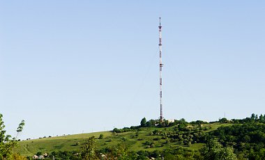 На горе Карачун под Славянском после обстрела рухнула телевышка